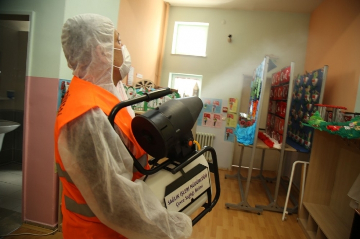 Gölbaşı Belediyesi Korona Virüse Karşı Okulları Dezenfekte Ediyor