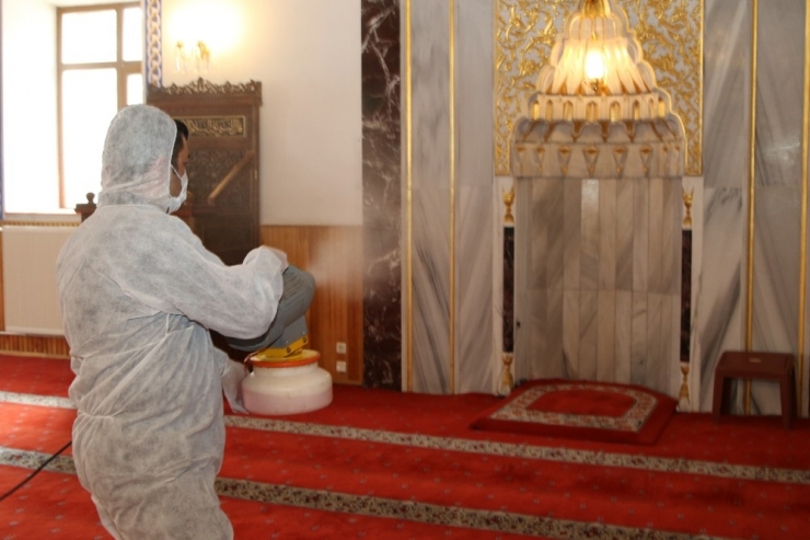 Hacılar’da Cuma Namazı Öncesi Cami Dezenfeksiyonu