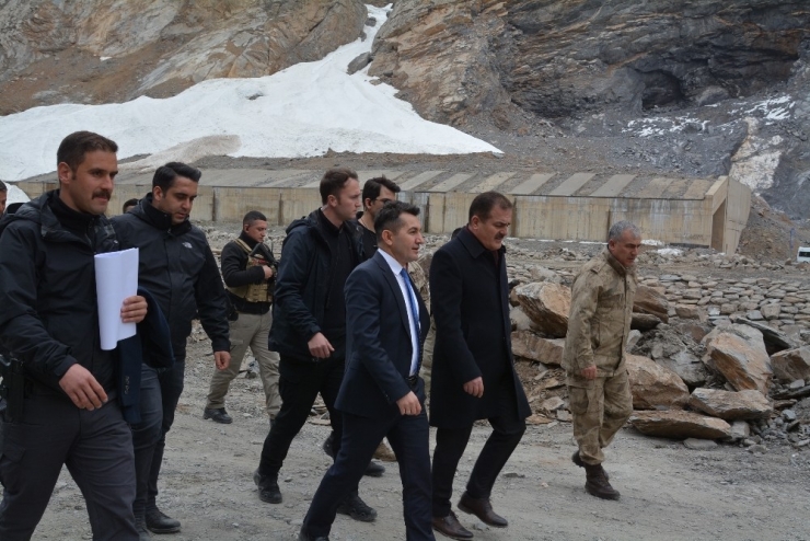 Vali Akbıyık, Zap Vadisi Üzerinde Yapılacak Sosyal Rekreasyon Tesisleri Projesini Yerinde İnceledi