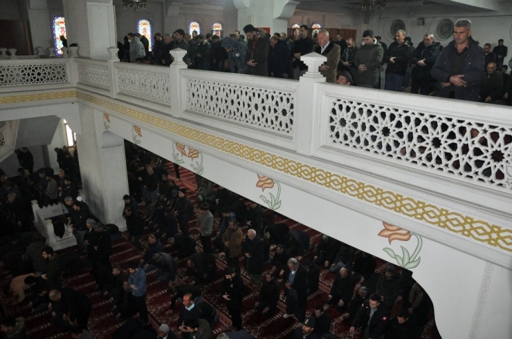 Korona’ya Rağmen Cuma Namazında Saflar Doldu