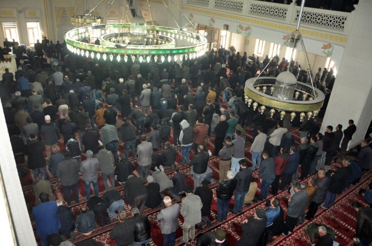 Korona’ya Rağmen Cuma Namazında Saflar Doldu