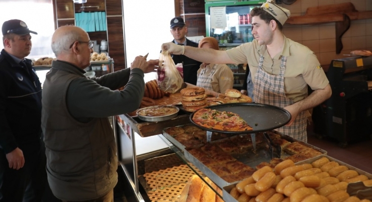 Akhisar Belediyesi Zabıta Ekipleri Hijyen Denetimi Yaptı