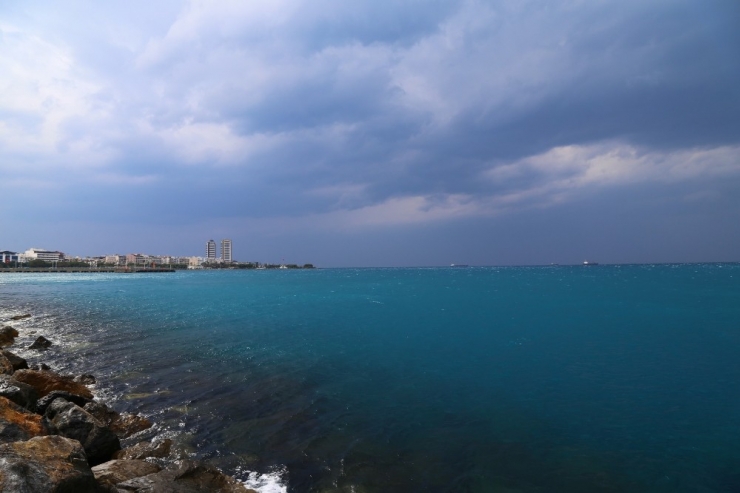 İskenderun Körfezi Turkuaz Rengine Büründü