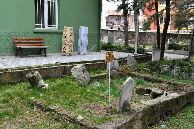 Mezarlıkta Osmanlıca Yazılı Mezar Taşları Türkçe’ye Tercüme Edildi