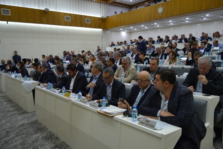 İzmir Büyükşehir Belediye Meclisinde Arazi Planı Değişikliği Tartışması