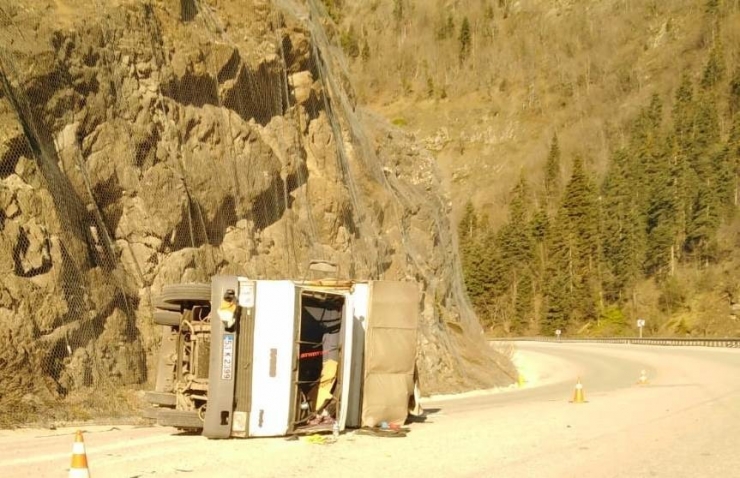 Tekstil Malzemesi Yüklü Kamyon Devrildi