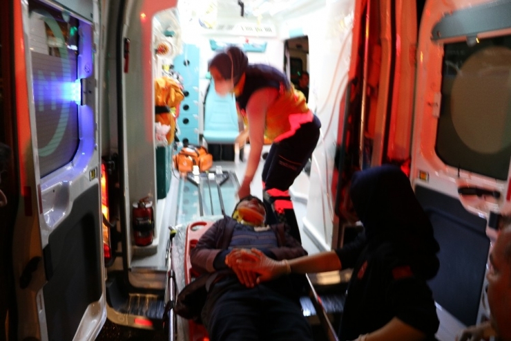 Kaza Sonrası Otomobile Sıkışan Çocuğu Babası Teselli Etti