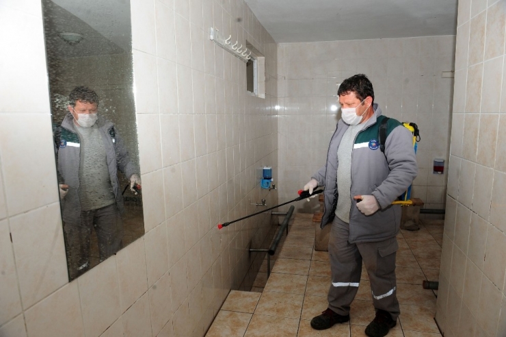 Kemer’de Camiler Ve Duraklar Temizleniyor