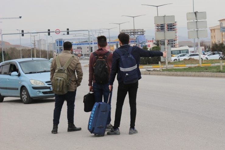 Terminallerde Bilet Bulamayan Öğrenciler, Otostop Çekti