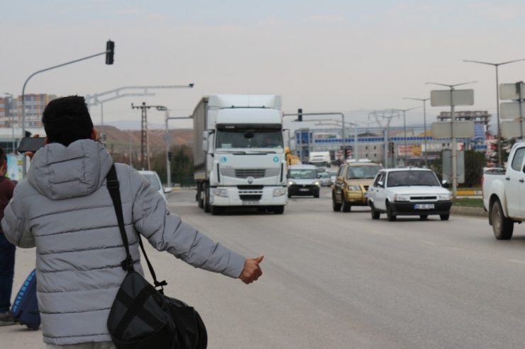 Terminallerde Bilet Bulamayan Öğrenciler, Otostop Çekti
