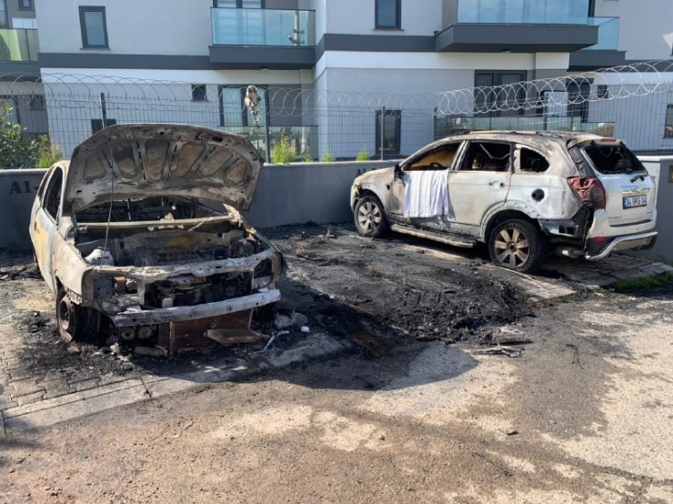 Kocaeli’de Alev Alan 3 Araç Kullanılamaz Hale Geldi