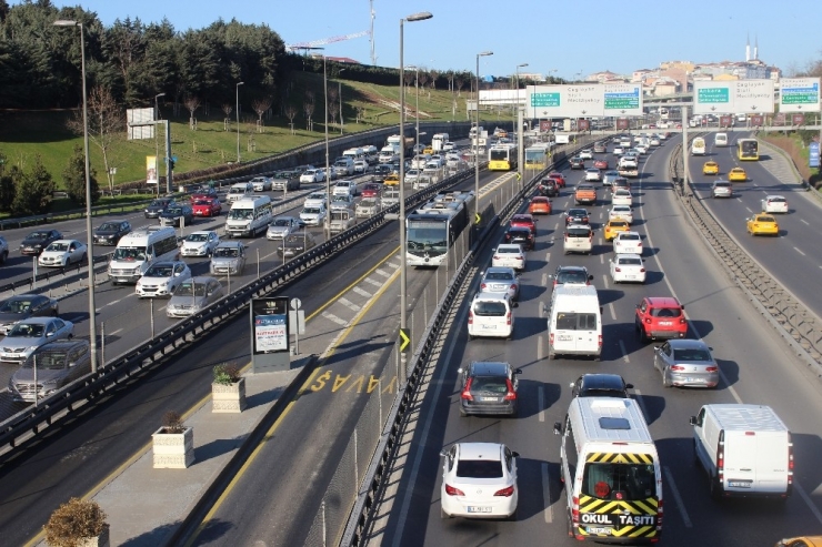 Okulların Tatil Edilmesiyle Trafikte Yoğunluk Başladı