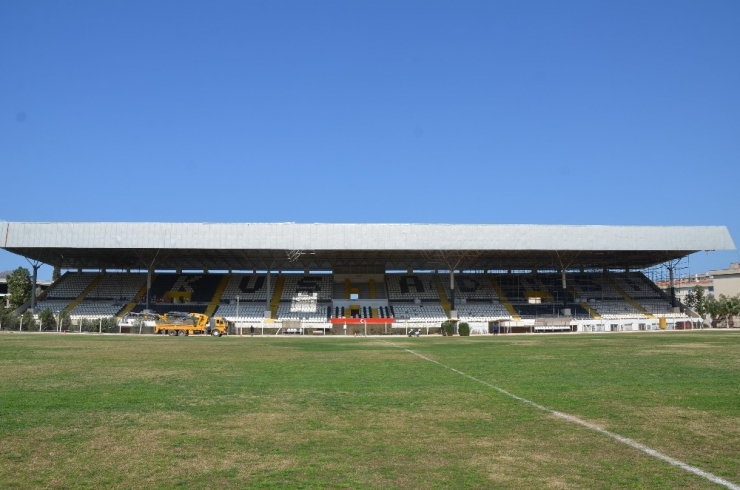 Kuşadası’nın Emektar Özer Türk Stadyumu Yenileniyor