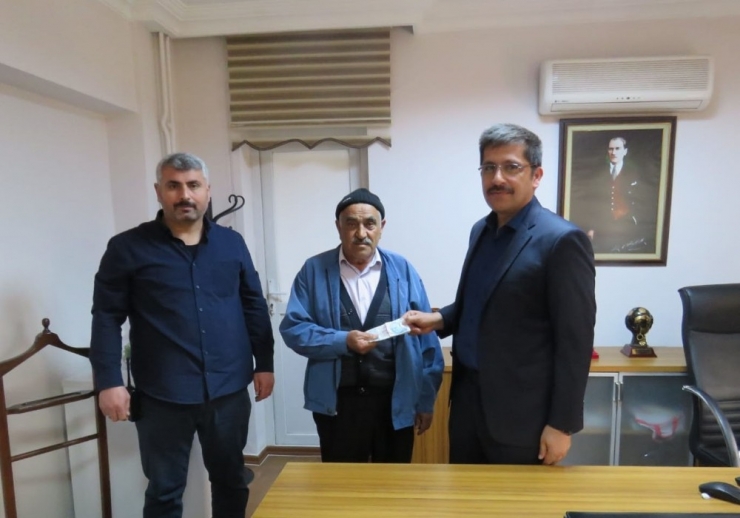 Atm’de Maaşını Çekmek İsterken Parasını Kaptırdı