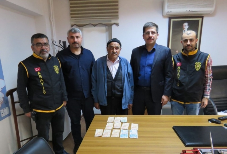 Atm’de Maaşını Çekmek İsterken Parasını Kaptırdı