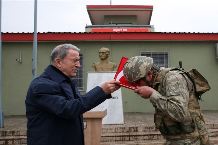 Bakan Akar, İngiltere Savunma Bakanı Wallace İle Sınır Hattını Ziyaret Etti