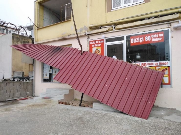 Düziçi’nde Fırtına Çatıları Uçurdu