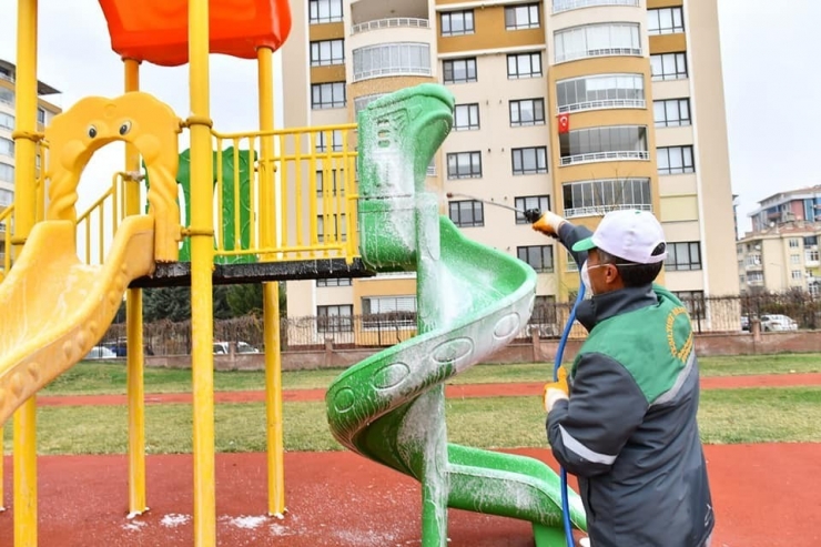 Başkan Çınar, Oyun Gruplarının Dezenfekte Çalışmalarını Yerinde İnceledi