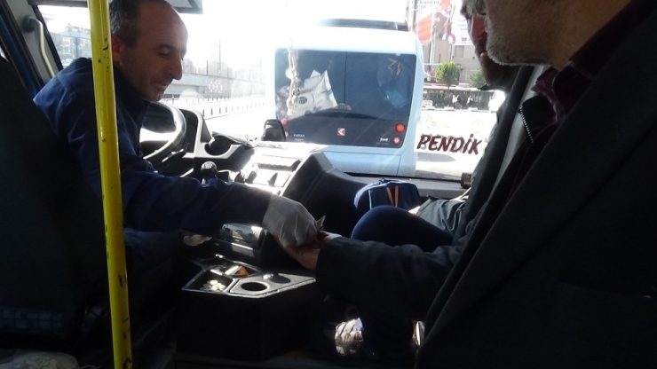 Minibüsçülerden Korona Virüsüne Karşı Eldivenli Önlem