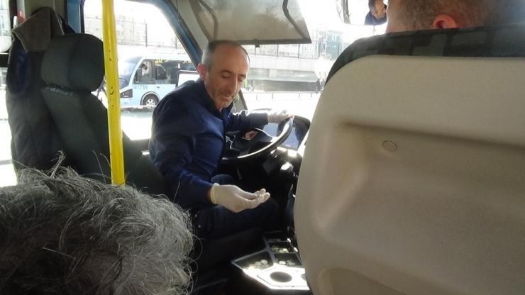 Minibüsçülerden Korona Virüsüne Karşı Eldivenli Önlem
