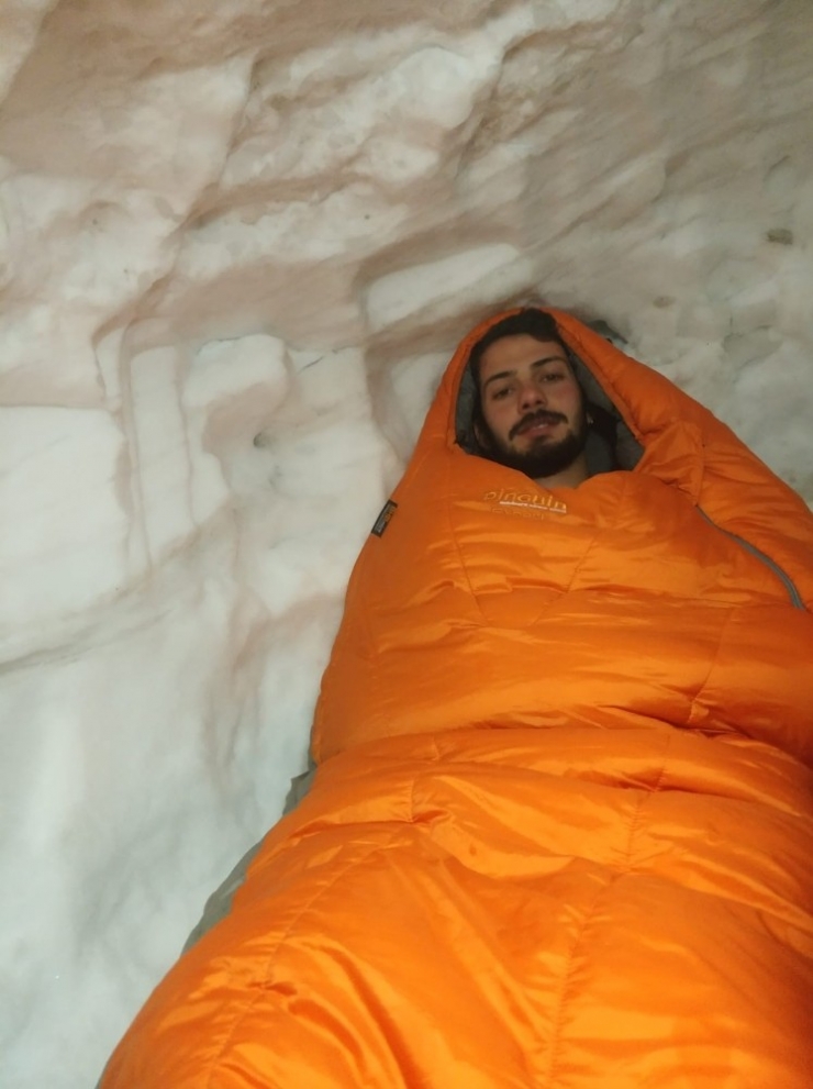 -25 Derecede Karın İçinde Geceyi Geçirdiler