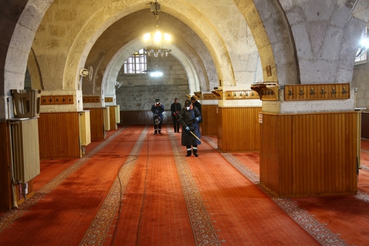 Sivas’ta Dezenfekte Ve İlaçlama Çalışmaları Aralıksız Devam Ediyor