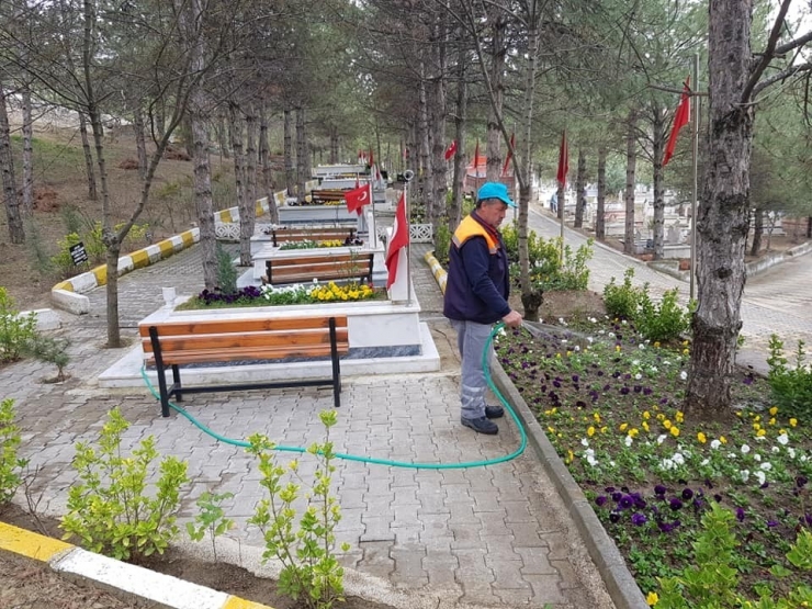 Belediye Şehitliği Çiçeklerle Donattı