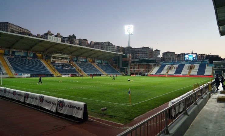 Kasımpaşa - Göztepe Maçı Seyircisiz Oynandı