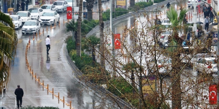 Toz Taşınımı Yağmurla Birlikte Çamura Dönüştü