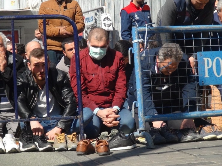 Taksim Mescidi’nde Vatandaşlar Cuma Namazını Dışarıda Kıldı