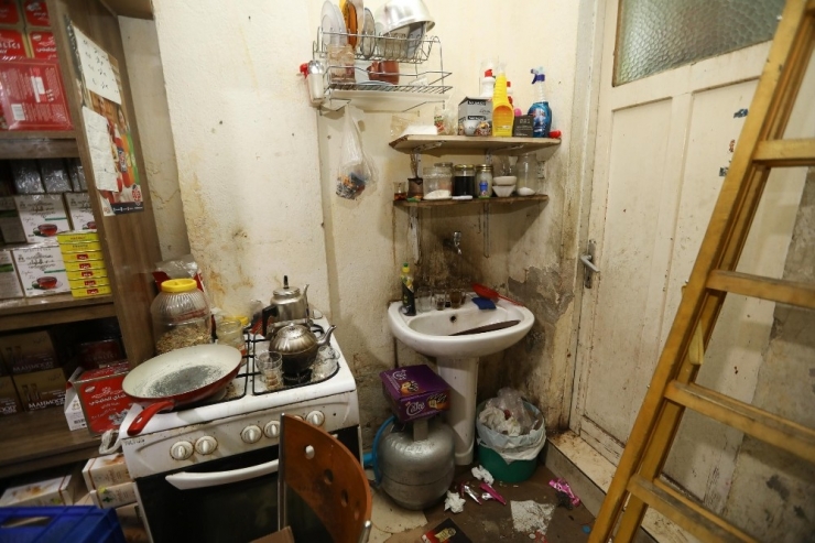 İzmir’de Tatlıcı Dükkanında Mide Bulandıran Manzara