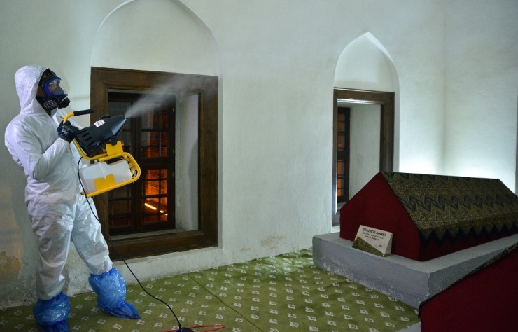 Bursa’da Çarşılar,alt Geçitler Ve Müzeler Dezenfekte Ediliyor