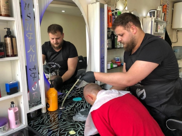 Korona Virüs Sebebiyle Kuaförler Tek Kullanımlık Havluya Yöneldi