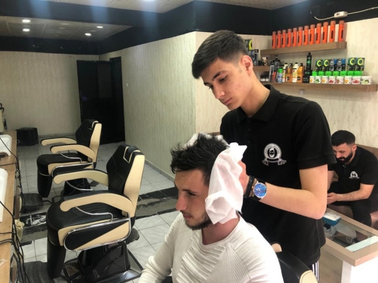 Korona Virüs Sebebiyle Kuaförler Tek Kullanımlık Havluya Yöneldi