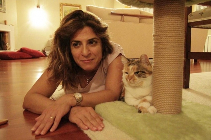 Ekranların Sevilen Kedisi Zümrüt Şaziye Sokak Hayvanlarına Yardım Götürüyor