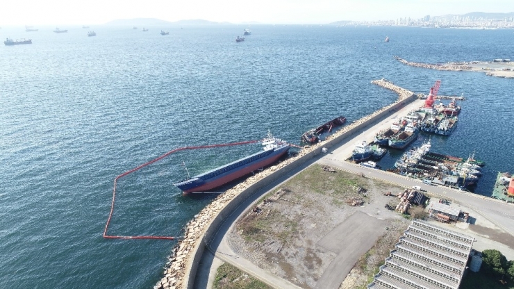 Tuzla’da Kaza Sonucu Yan Yatan Gemi Havadan Görüntülendi