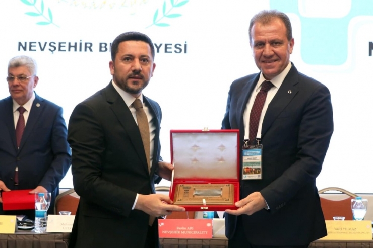 Seçer: "Mülteci Akınının Yönetiminde Araştırmalar Yapıyoruz"