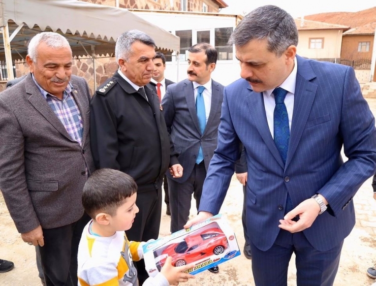 Vali Çiftci Köylerde İncelemelerde Bulundu