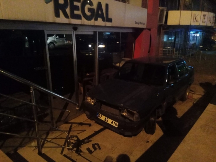 Alkollü Sürücü Otomobili İle 2 Metre Yükseklikten Yola Düştü