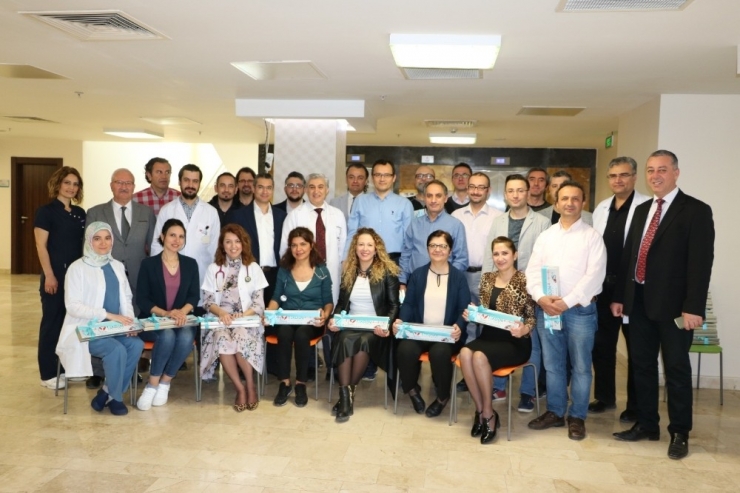 Başhekim Tekin: "Herkes Bir Geriye Çekilmişken Doktorlar Ve Sağlık Çalışanları Cephenin En Önünde"