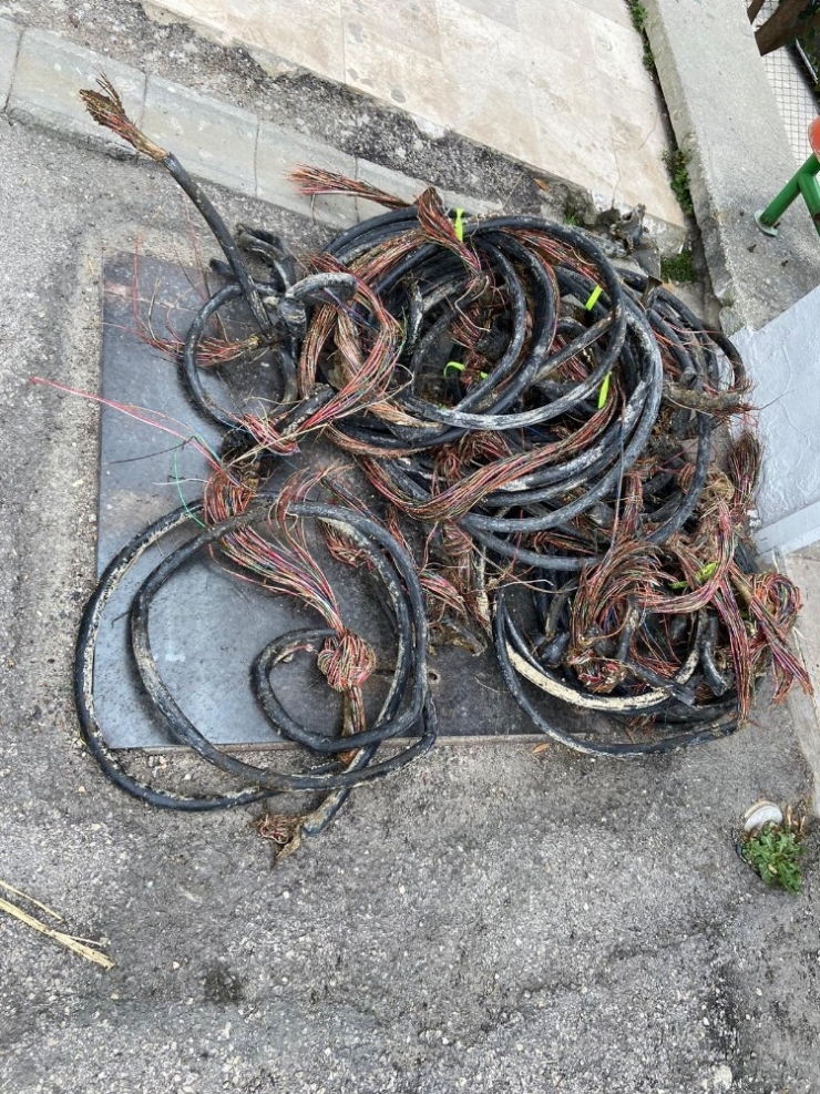 Çaldıkları Kabloları Samanlıkta Sakladılar