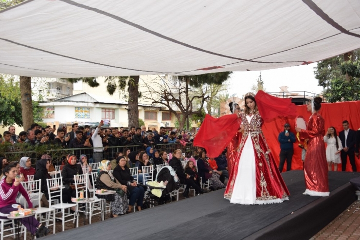 Sokakta Gelinlik Defilesi