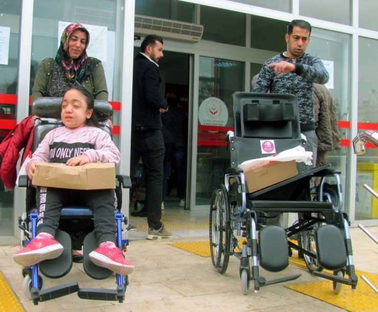 42 Engellinin Yüzü Güldü