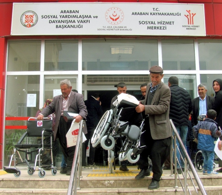 42 Engellinin Yüzü Güldü