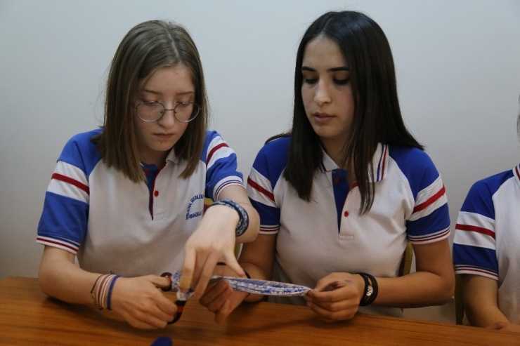 Öğrenciler Korona Virüsüne Karşı Kendi Maskelerini Yaptı