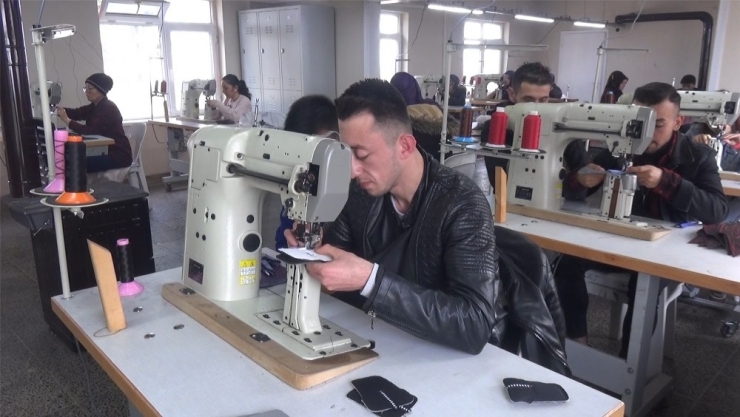 İşsiz Gençler Hem Nitelikli Elemana Dönüşüyor, Hem De İş Buluyor