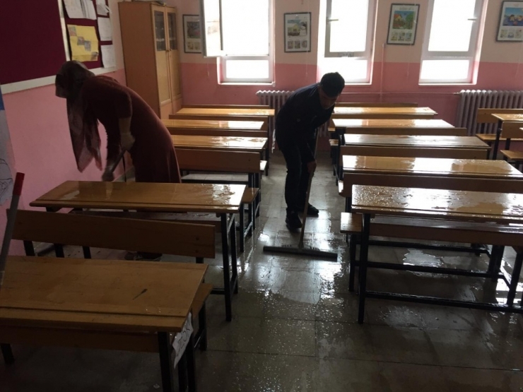 Gercüş Cumhuriyet İlkokulu Dezenfekte Edildi