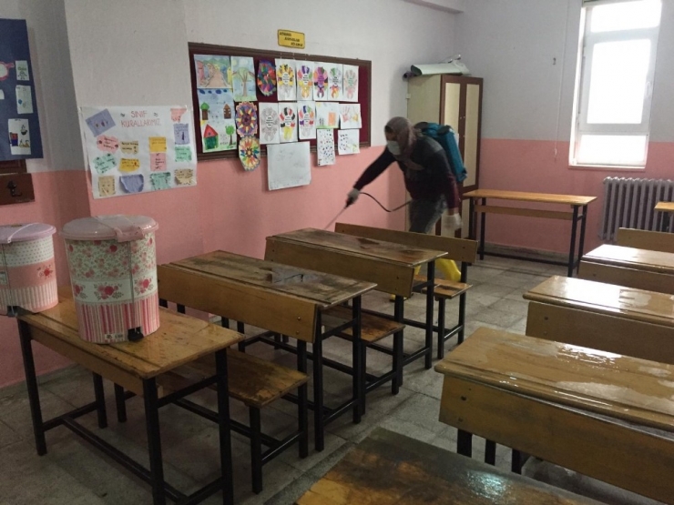 Gercüş Cumhuriyet İlkokulu Dezenfekte Edildi