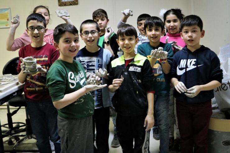 Minikler Hünerlerini Çamurda Sergiliyor