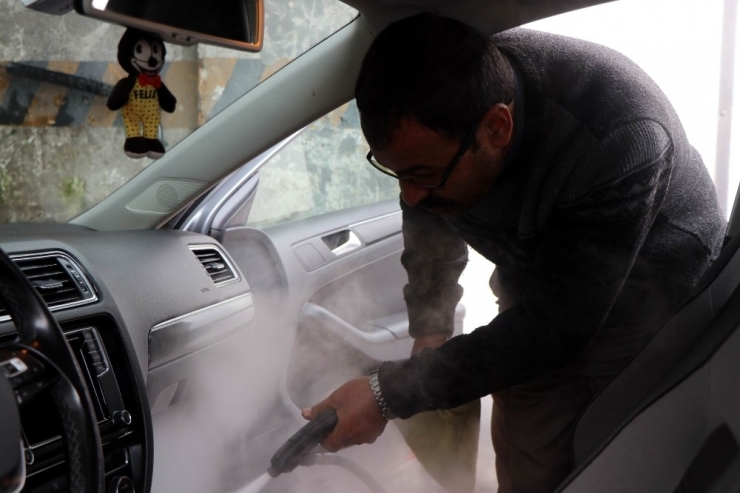 Korona Virüsüne Karşı Araç Sürücüleri Araçlarını Buharlı Su İle Yıkatıyor